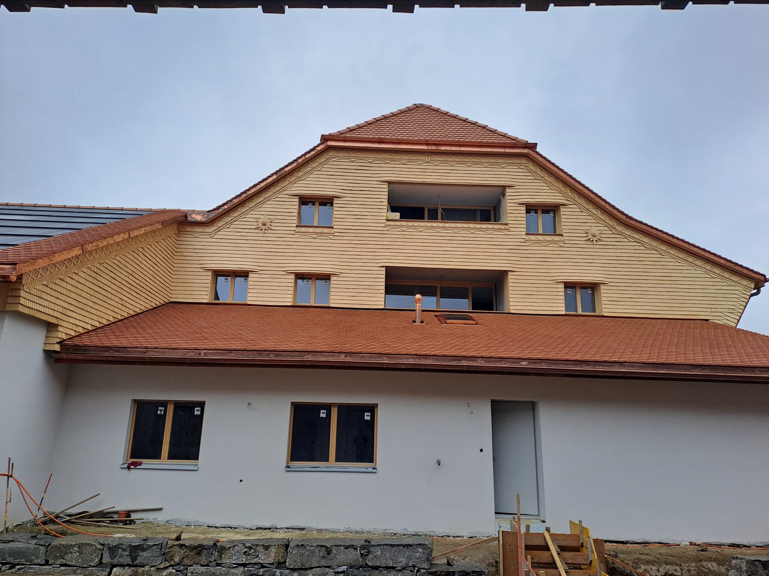 Nouvelle façade en tavaillons, Restaurant du Chevreuil, Villarlod – Tristan Ropraz Tavillonneur