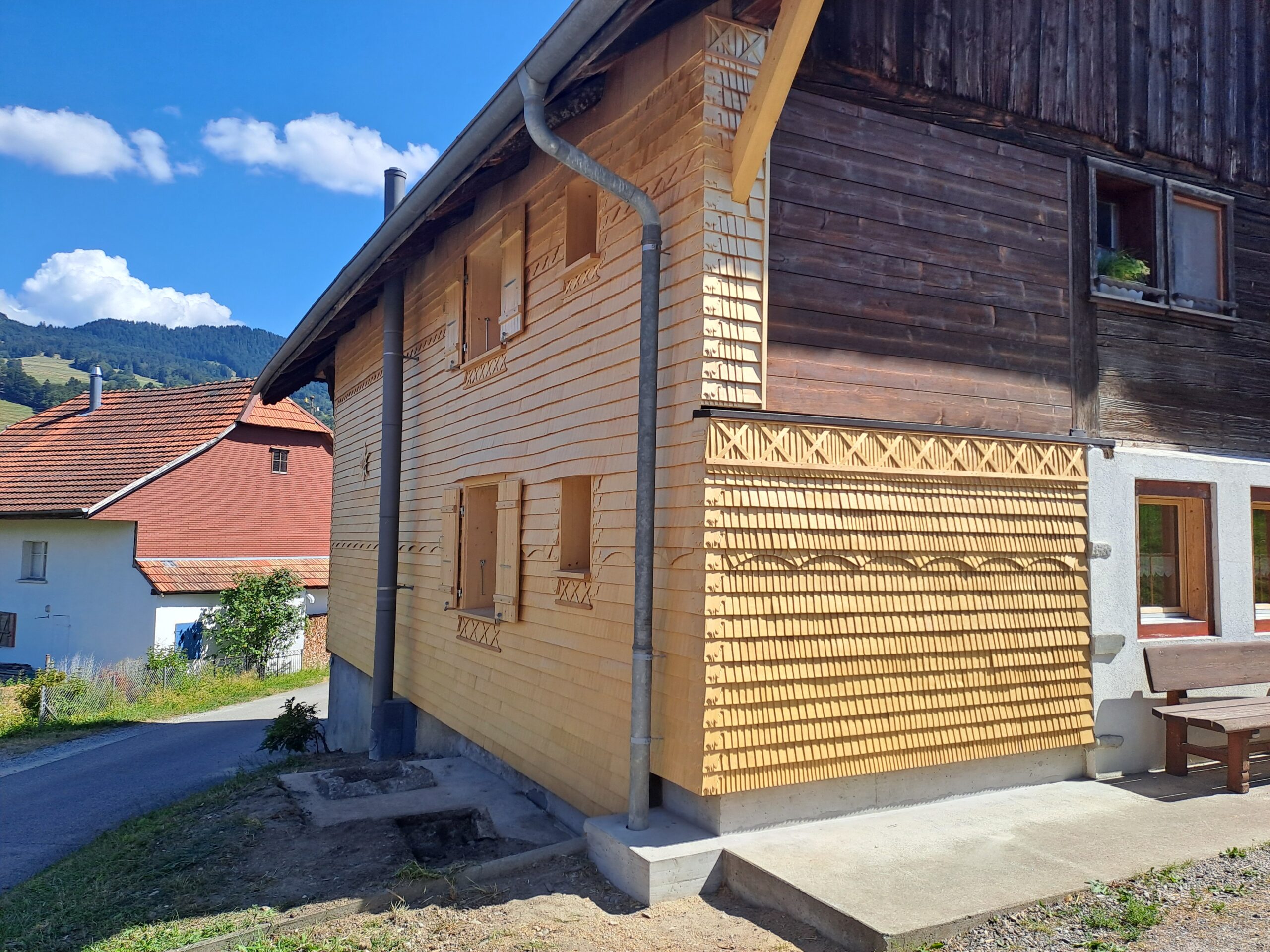 Rénovation de façade en tavaillons, Hauteville – Tristan Ropraz Tavillonneur