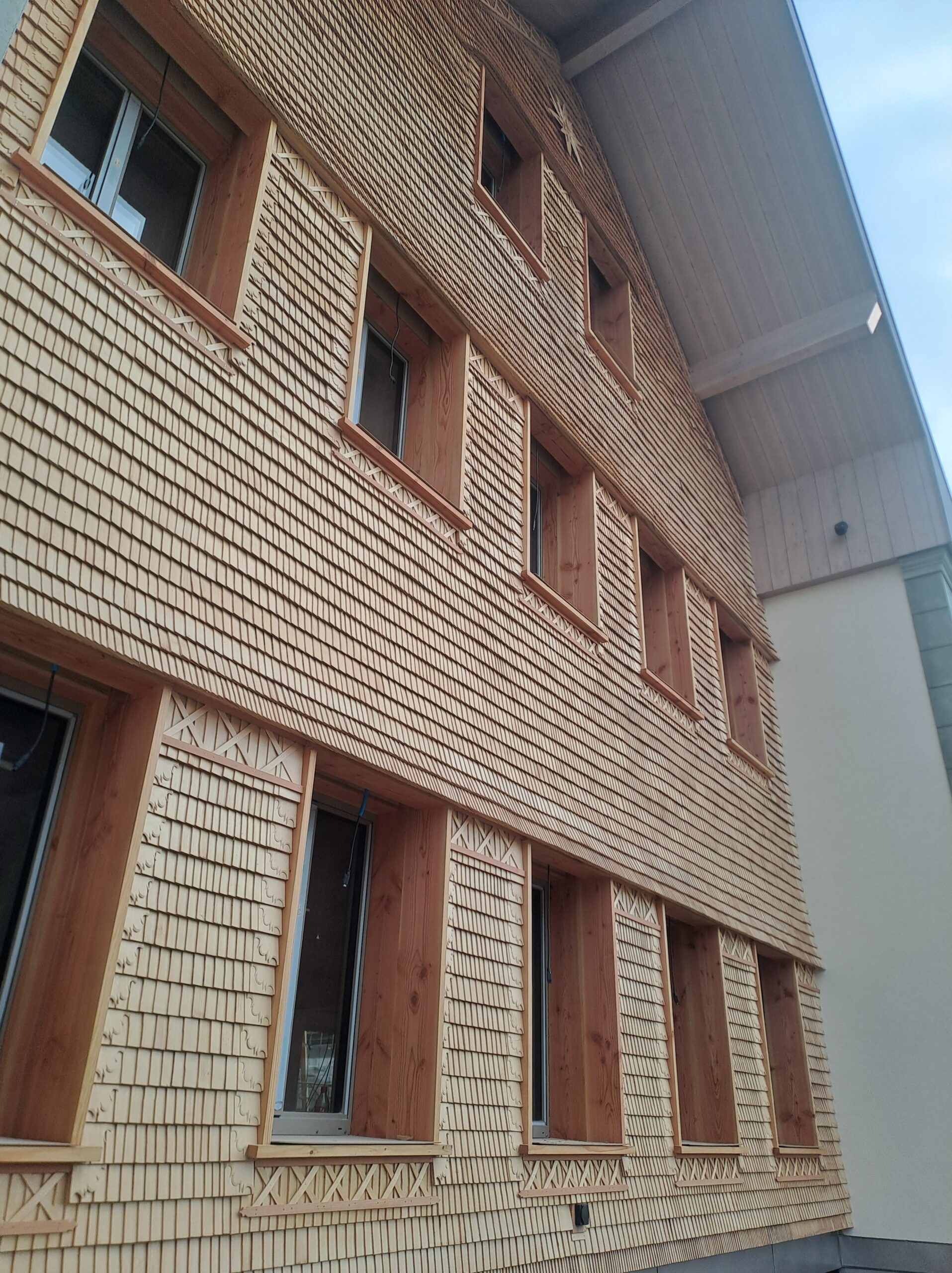 Nouvelle façade en tavaillons, Lion d'Or, Châtelard – Tristan Ropraz Tavillonneur