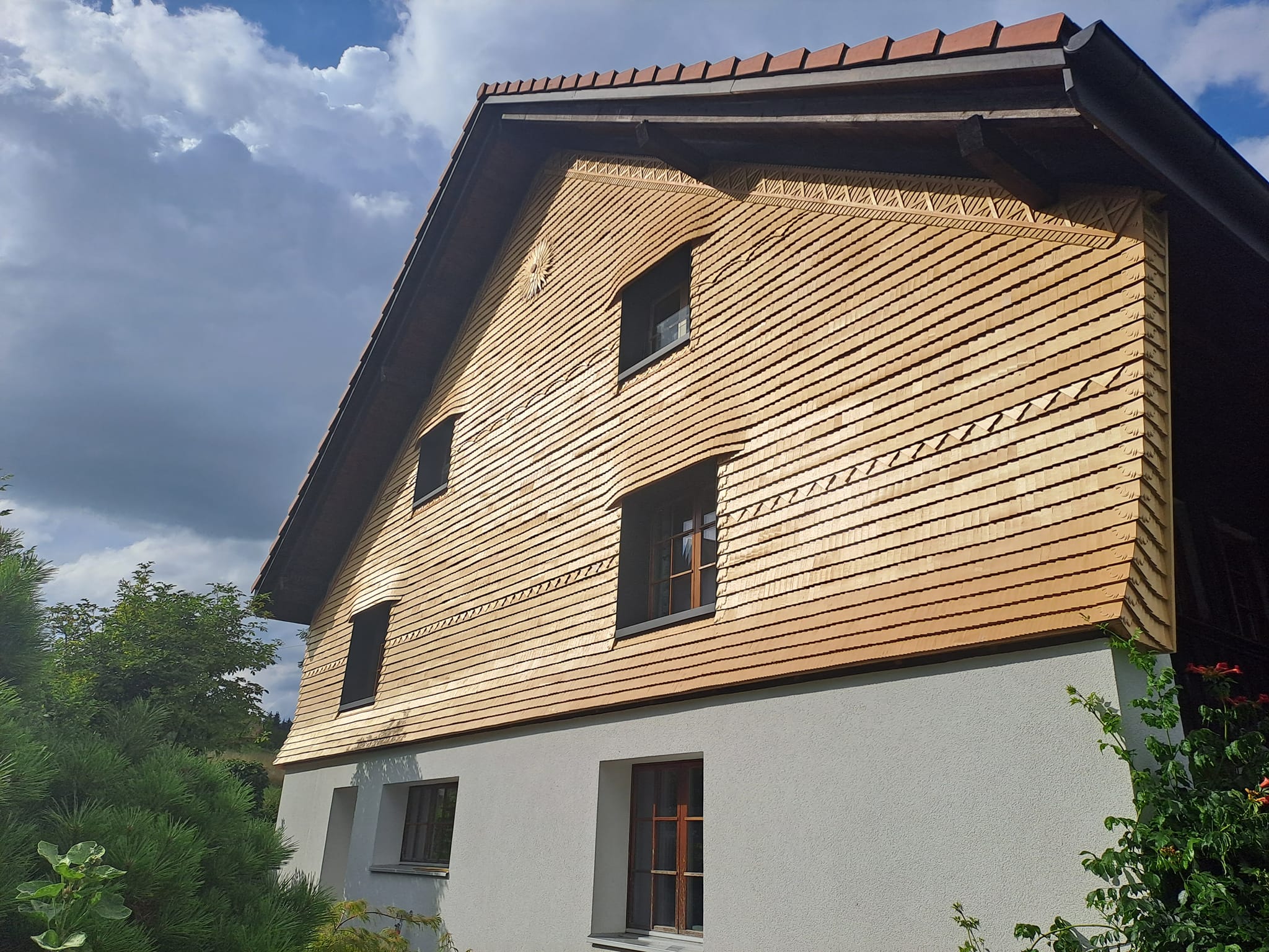 Rénovation de façade en tavaillons, Marsens – Tristan Ropraz Tavillonneur