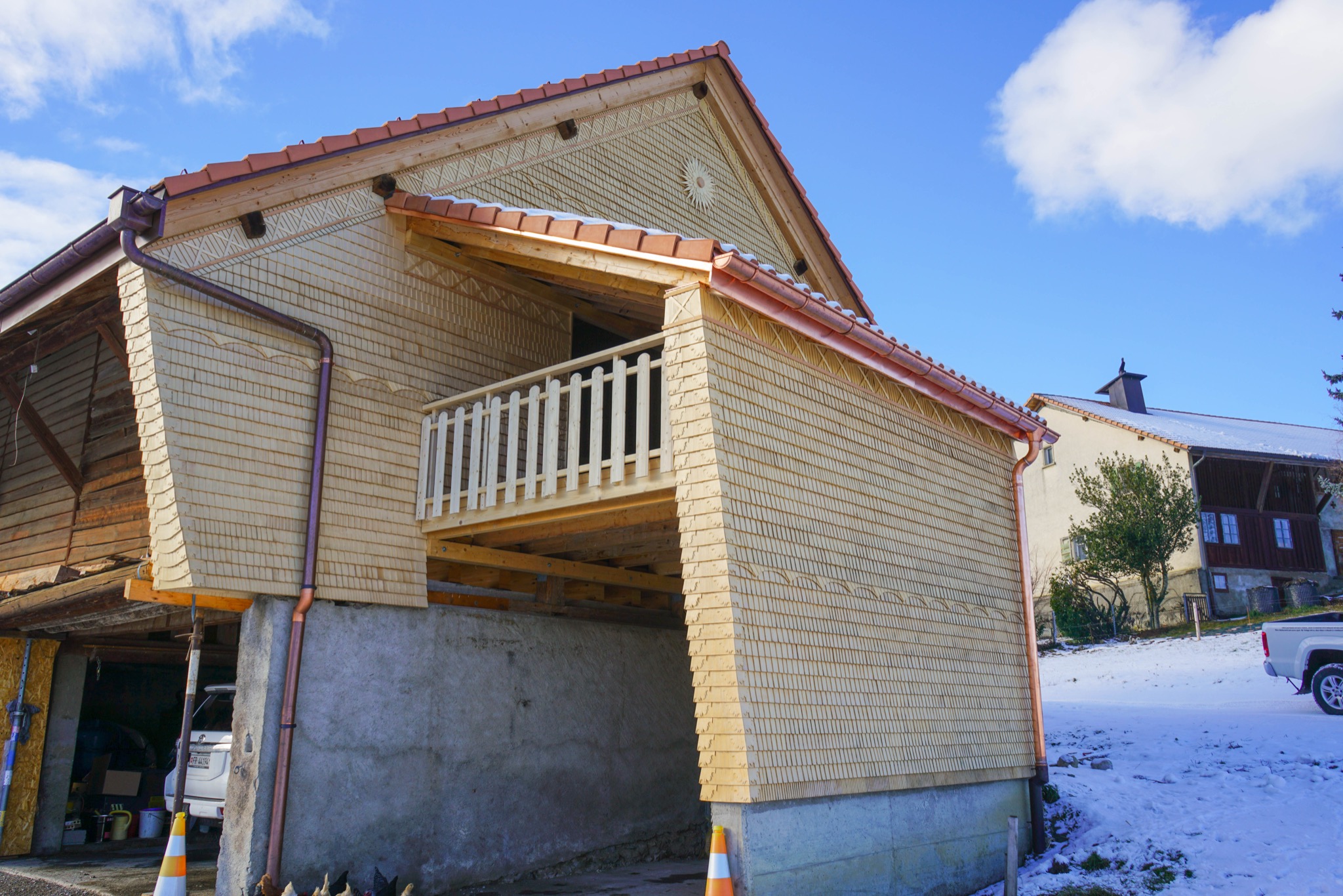 Nouvelle façade en tavaillons, Sorens – Tristan Ropraz Tavillonneur