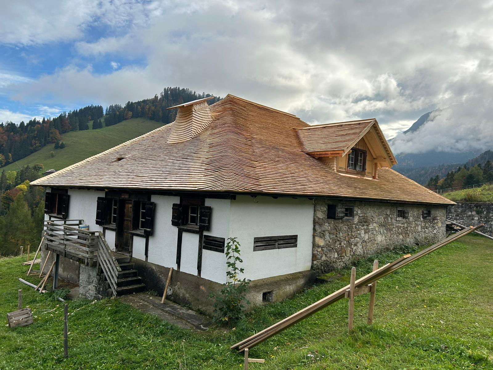 Rénovation de toiture en tavaillons, Montcurâ, La Loue – Tristan Ropraz Tavillonneur