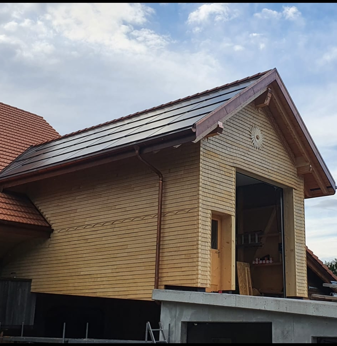 Nouvelle façade en tavaillons, Estévenens – Tristan Ropraz Tavillonneur