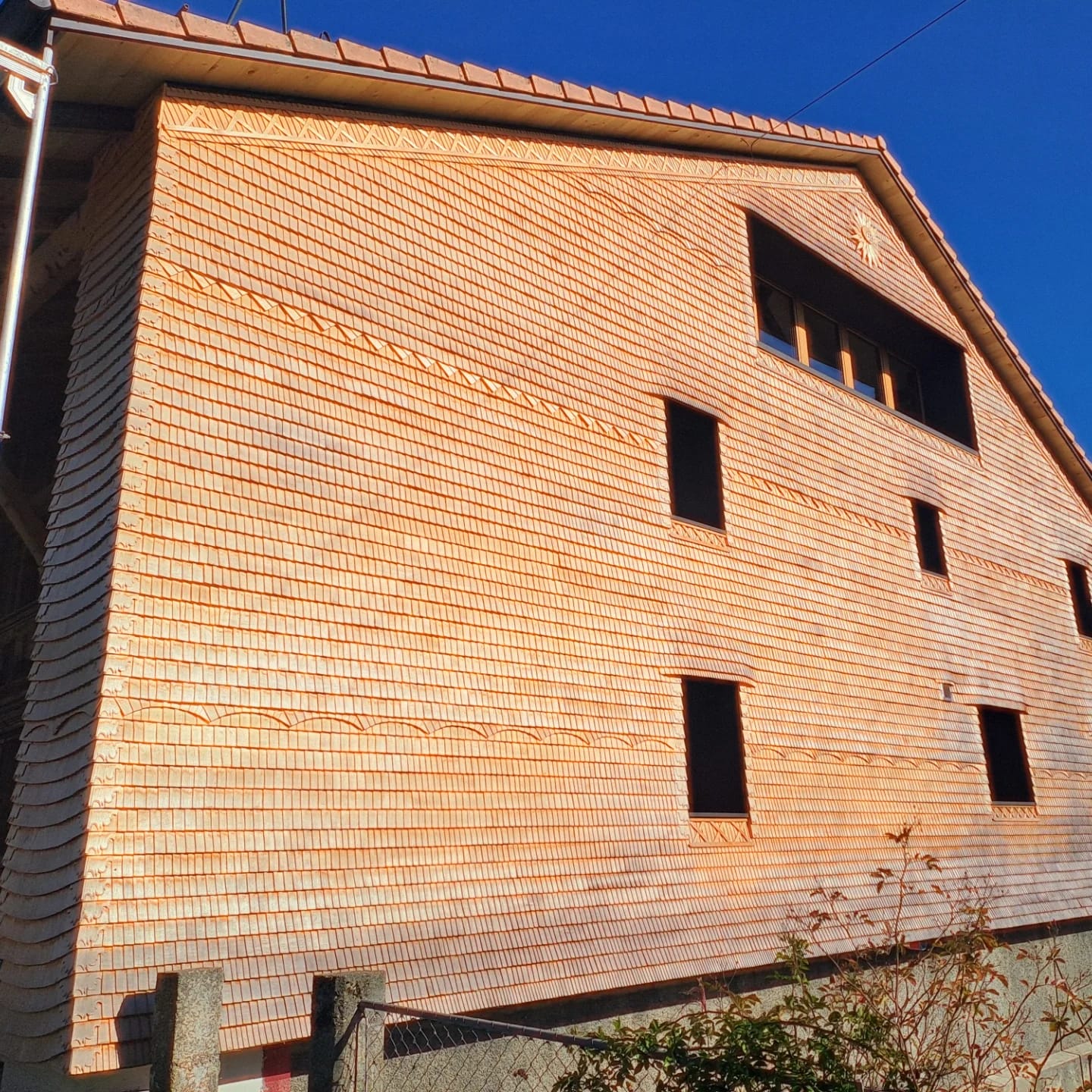 Nouvelle façade en tavaillons, Sorens – Tristan Ropraz Tavillonneur